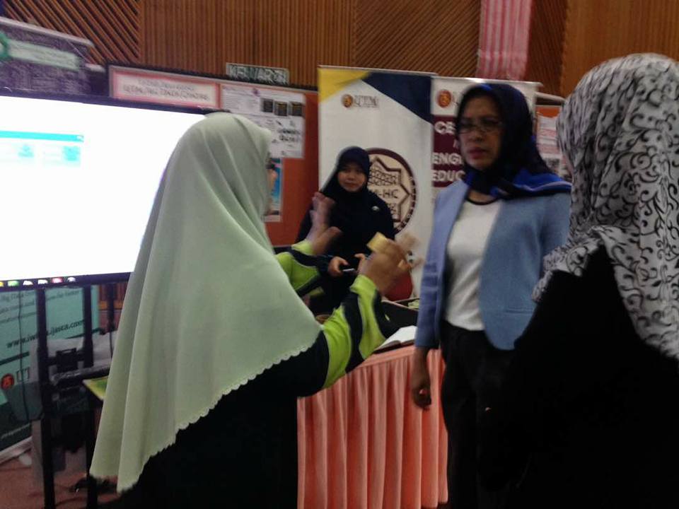 9 August 2017 : Director General, Department of Higher Education, MoHE, visit the Big Data Centre booth at University President Forum (UPF)2017