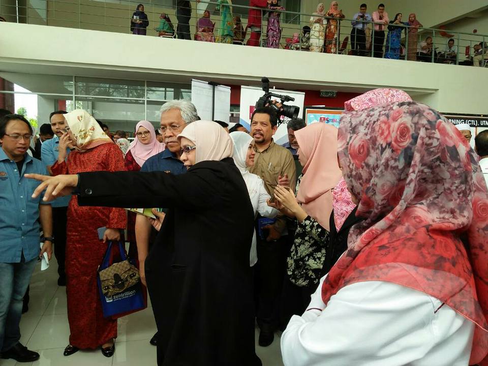 10 August 2017 : Malaysia’s Minister of Higher Education, visit the Big Data Centre booth at UTM 4.0 Industrial Revolution Showcase