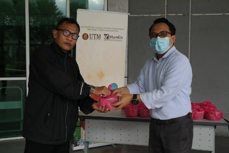 Embracing Ramadan, iHumEn Distributes Bubur Lambuk for UTM Staff, Students and iHumEn Members