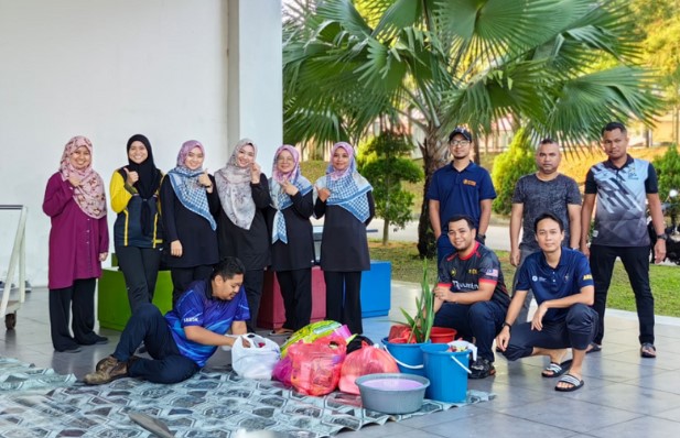 iHumEn Unites for Gotong-Royong in making “Bubur Lambuk”