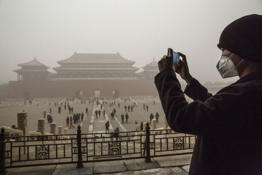 China pollution: First ever red alert in effect in Beijing