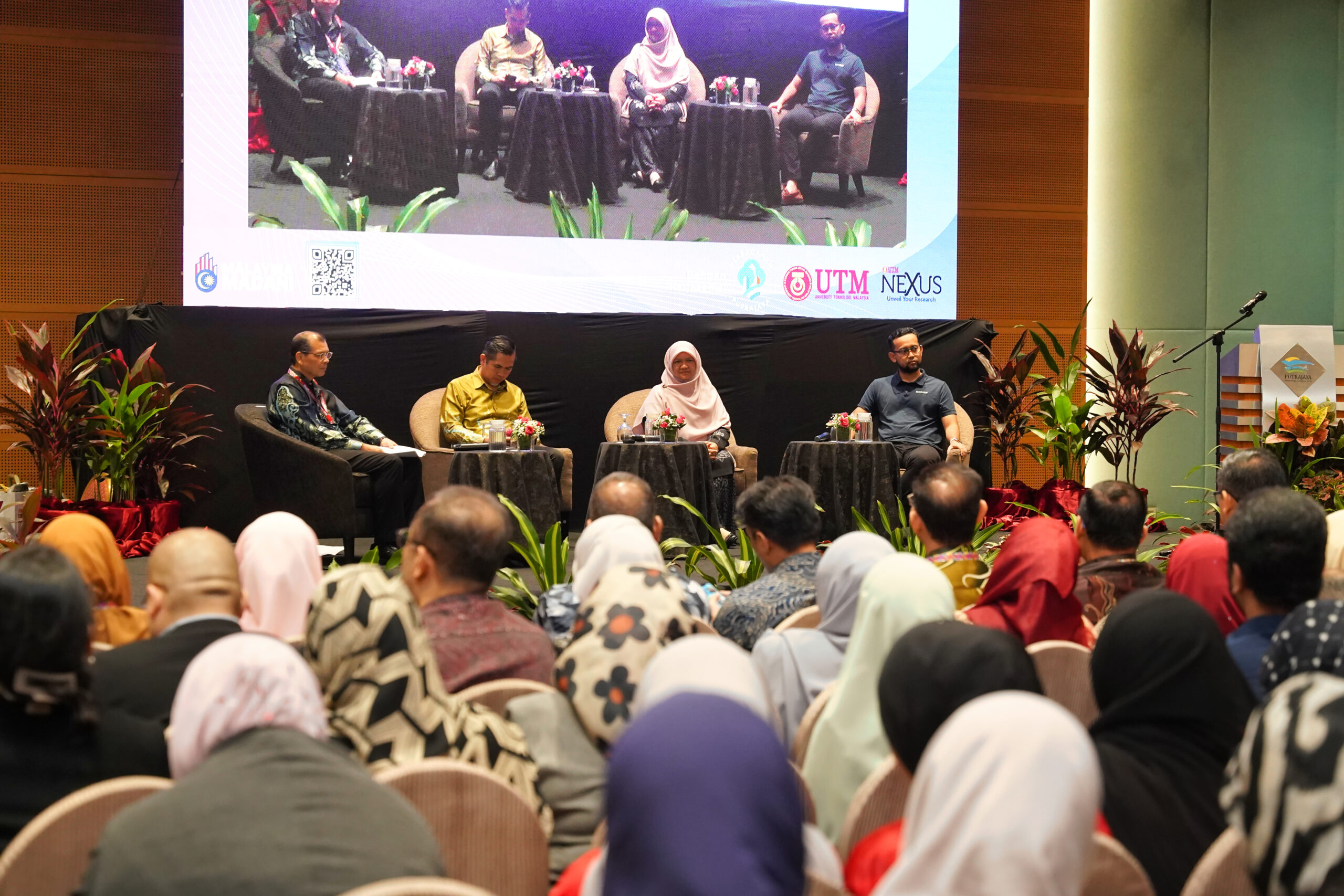 UTM Pengerusi Sidang Transformasi Digital di FOI Putrajaya 2024