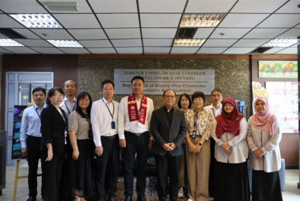 Delegates from Xi’an University, China, led by Vice President, Prof. Dr. Bao Feng, together with Dean, Faculty of Science Prof. Dr. Shafinaz, in a group photo with Deputy ViceChancellor (Research & Innovation), Prof. Ts. Dr. Ali Selamat, at the Chancellery Building, UTM Johor Bahru.