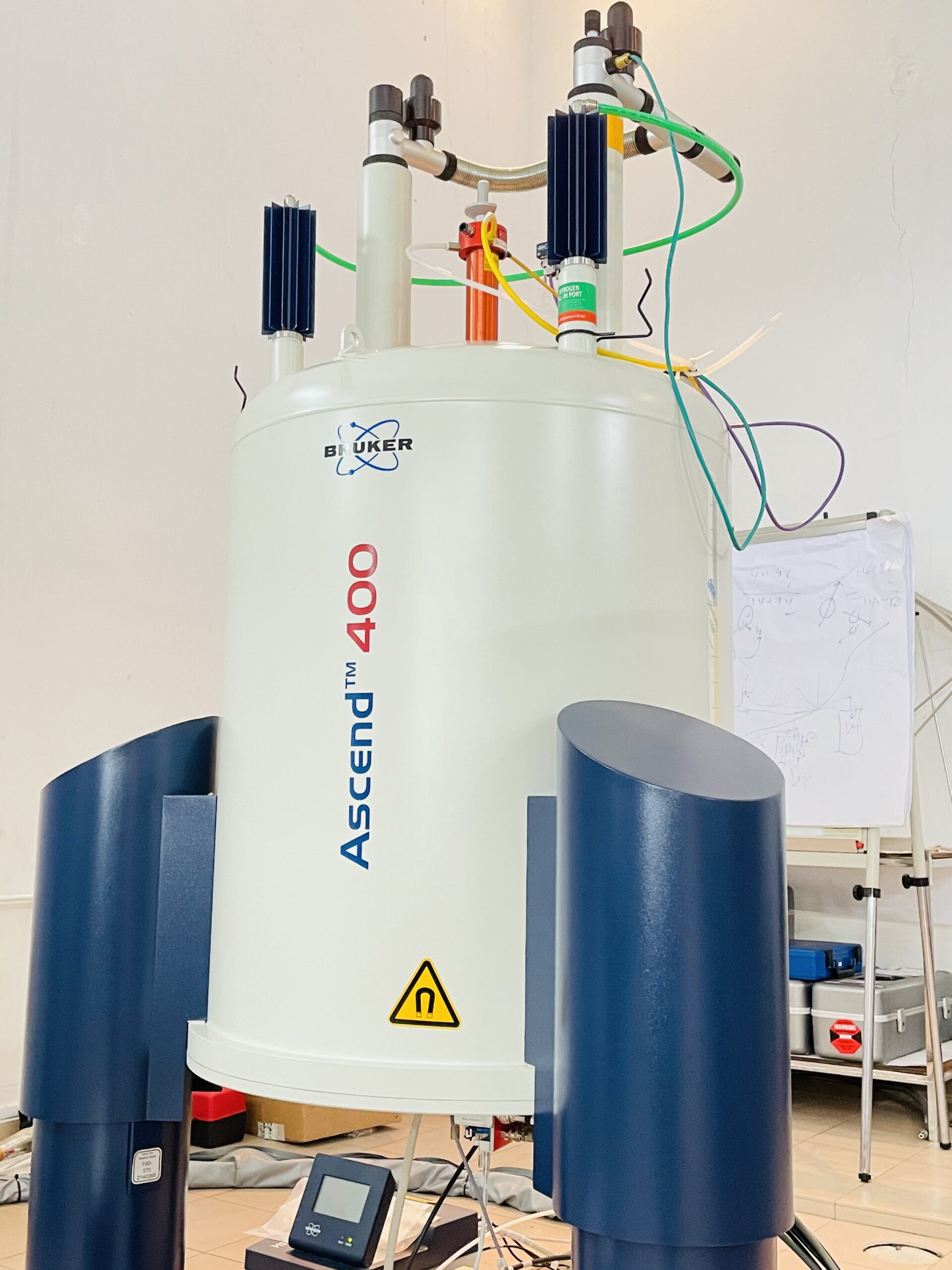 NMR Resonans Magnet Nucleus 3 UNIVERSITY LABORATORY MANAGEMENT CENTRE